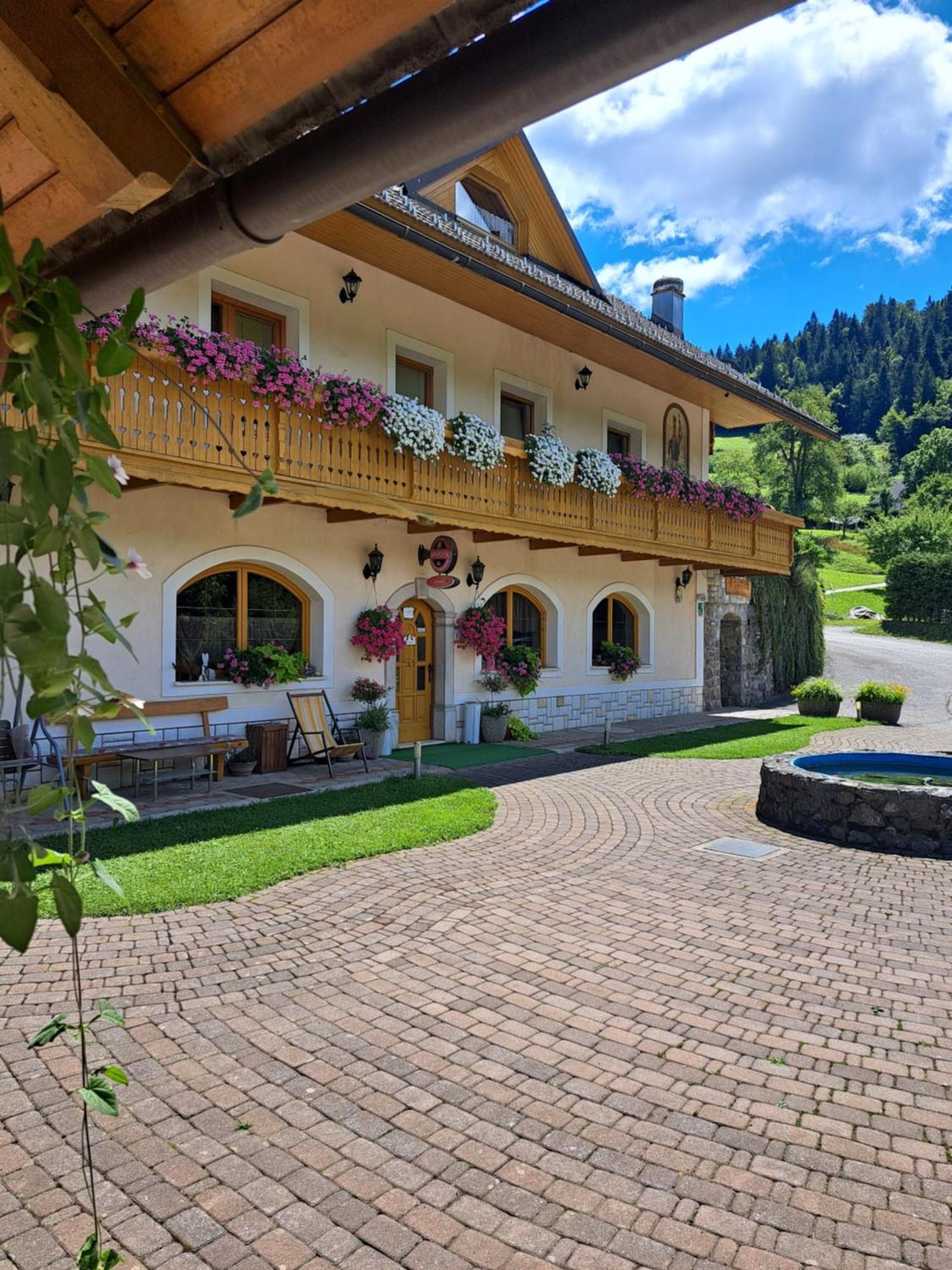 Guest House Kveder Skofja Loka ภายนอก รูปภาพ